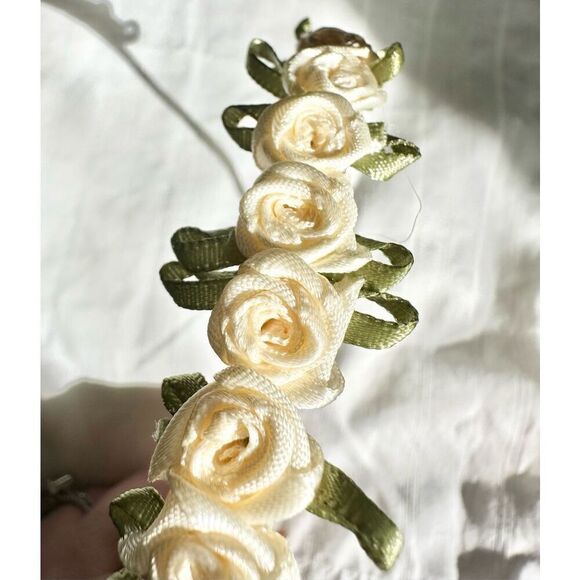 Off white rose bud ribbon headband - Picture 3 of 5